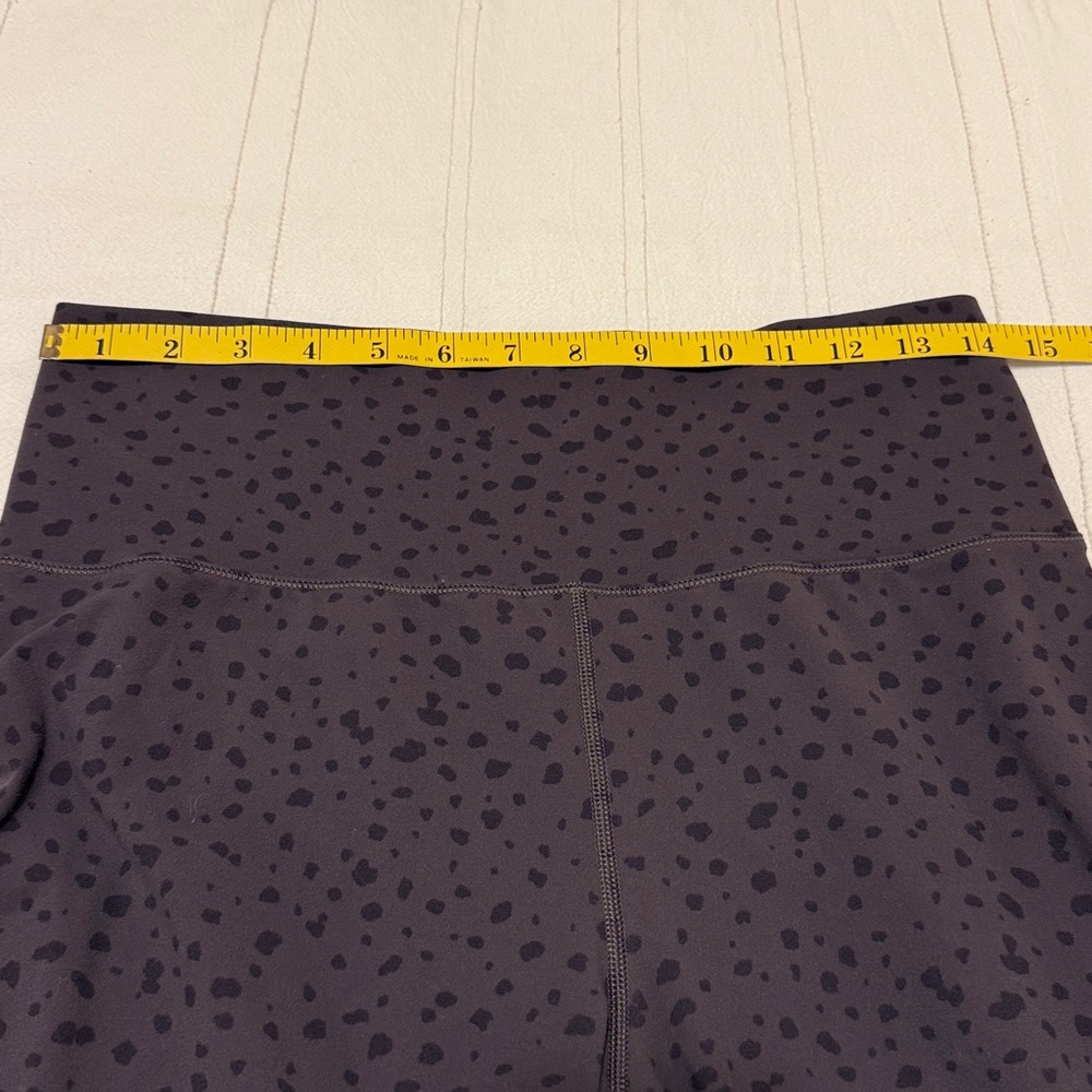 Vuori Studio Printed Leggings "Elm Dots" colorway. - Picture 5 of 7